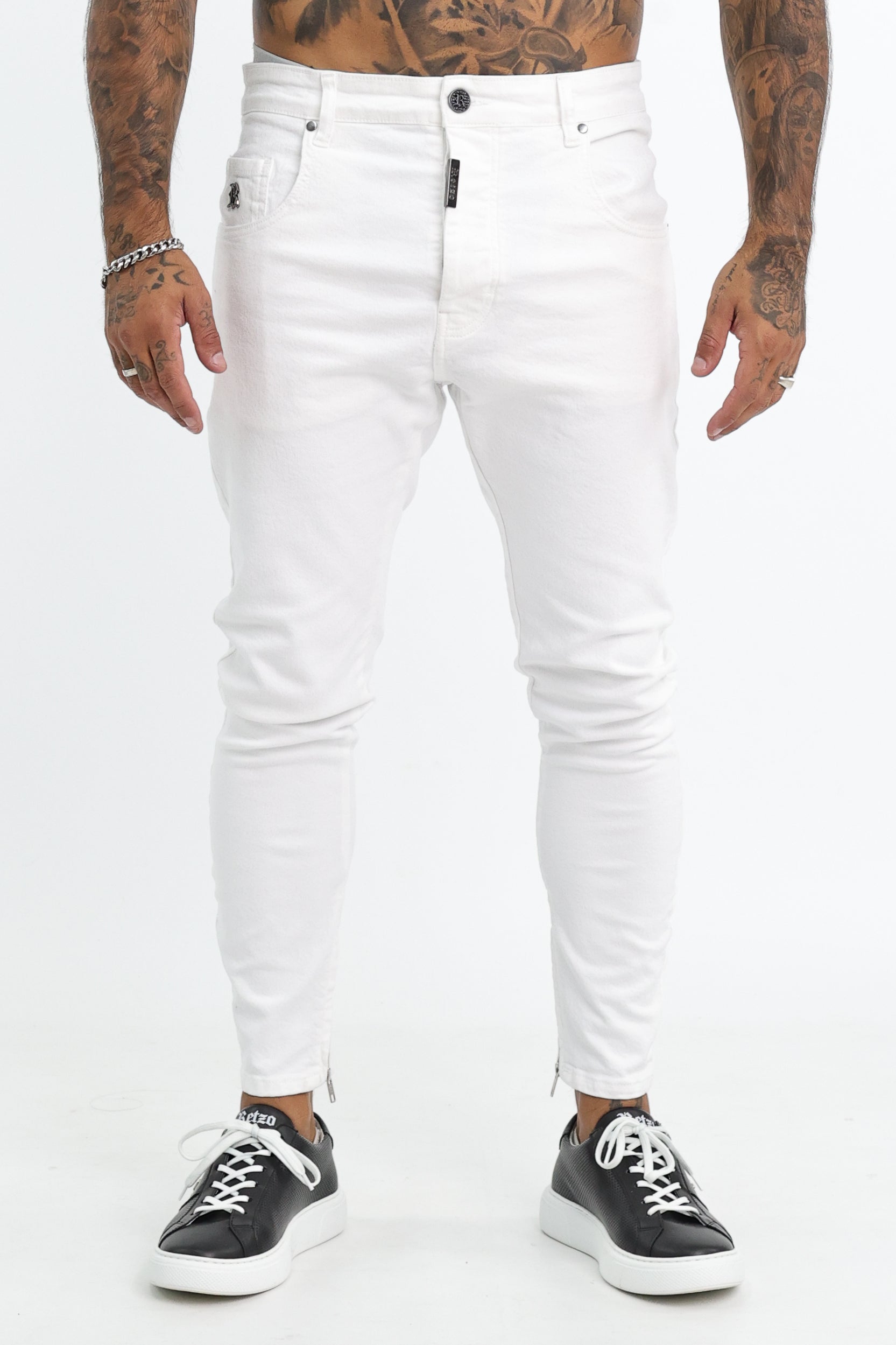 Pantalones sales blancos rasgados